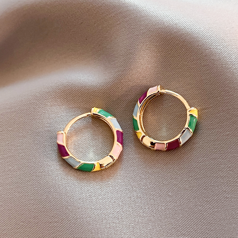 Boucles d'oreilles élégantes avec émail multicolore en or