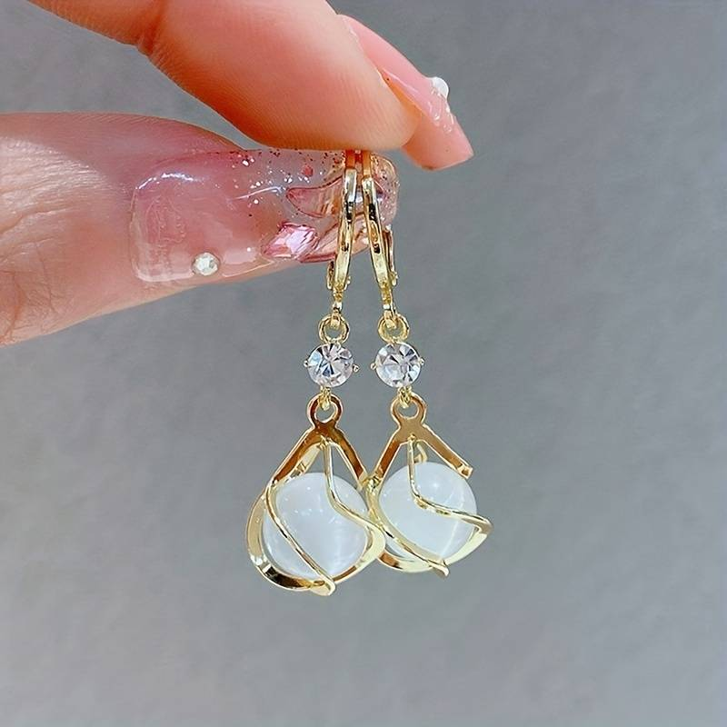 Boucles d'oreilles dorées pendantes en opale blanche vintage